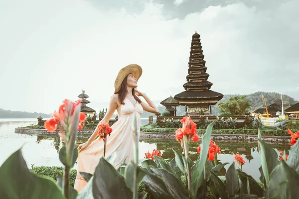 Ung kvinna på Pura Ulun Danu BRATAN, Bali — Stockfoto