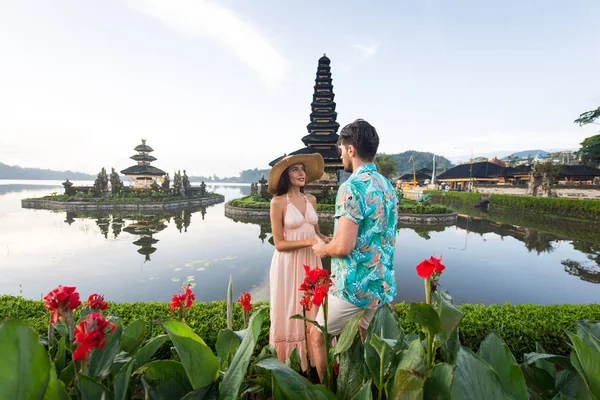 Ungt par på Pura Ulun Danu BRATAN, Bali — Stockfoto