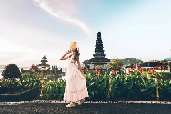 Jovem mulher no Pura Ulun Danu Bratan, Bali — Fotografia de Stock