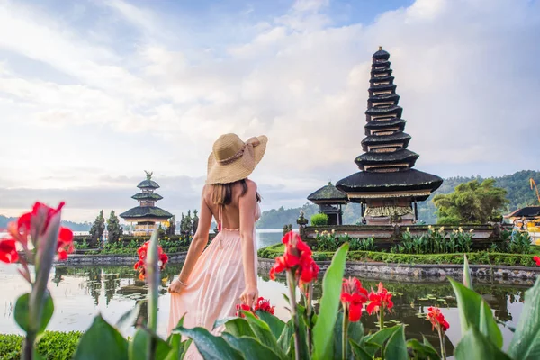 Ung kvinna på Pura Ulun Danu BRATAN, Bali — Stockfoto