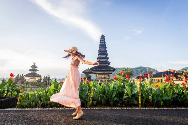 Ung kvinna på Pura Ulun Danu BRATAN, Bali — Stockfoto