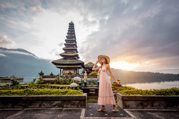 Young woman  at the Pura Ulun Danu Bratan, Bali — Stock Photo, Image