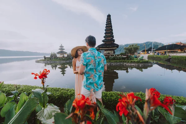 Ungt par på Pura Ulun Danu BRATAN, Bali — Stockfoto