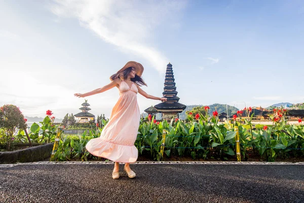 Ung kvinna på Pura Ulun Danu BRATAN, Bali — Stockfoto