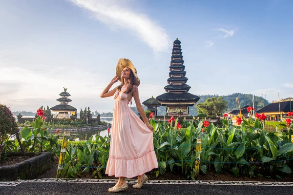 Ung kvinna på Pura Ulun Danu BRATAN, Bali — Stockfoto