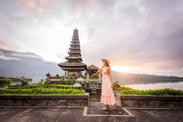 Pura Ulun Danu Bratan, Bali de genç kadın — Stok fotoğraf