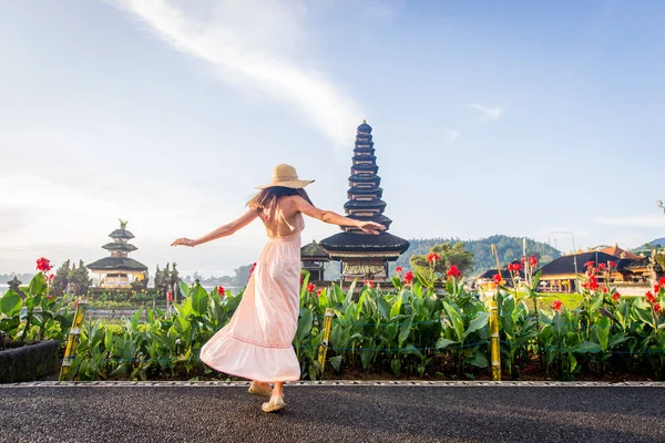 Ung kvinna på Pura Ulun Danu BRATAN, Bali — Stockfoto