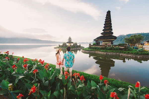 Ungt par på Pura Ulun Danu BRATAN, Bali — Stockfoto