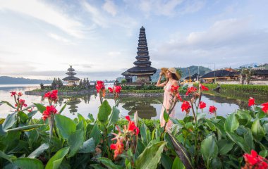Pura Ulun Danu Bratan, Bali de genç kadın