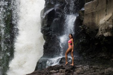Tegenungan Şelalesi 'nde güzel kız, Bali