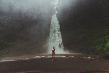 Sekumpul Şelalesi 'nde güzel kız, Bali