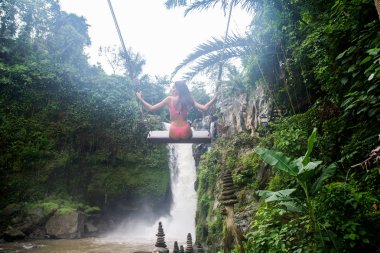 Tegenungan Şelalesi 'nde güzel kız, Bali
