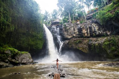 Tegenungan Şelalesi 'nde güzel kız, Bali