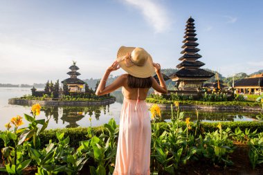 Pura Ulun Danu Bratan, Bali de genç kadın