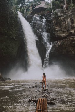 Tegenungan Şelalesi 'nde güzel kız, Bali