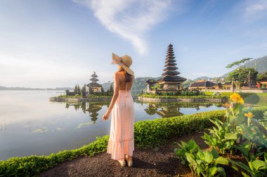 Pura Ulun Danu Bratan, Bali de genç kadın