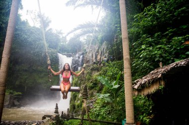 Tegenungan Şelalesi 'nde güzel kız, Bali