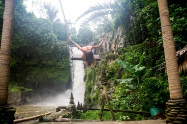 Tegenungan Şelalesi 'nde güzel kız, Bali