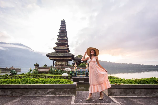 Jeune femme au Pura Ulun Danu Bratan, Bali — Photo