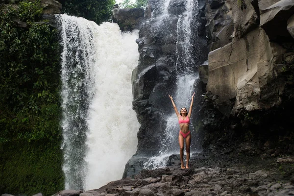 Jolie fille à Tegenungan Waterfall, Bali — Photo