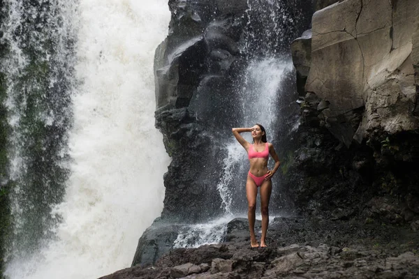 Pretty Girl w: Tegenungan Waterfall, Bali — Zdjęcie stockowe