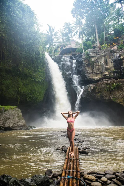 Menina bonita na cachoeira Tegenungan, Bali — Fotografia de Stock