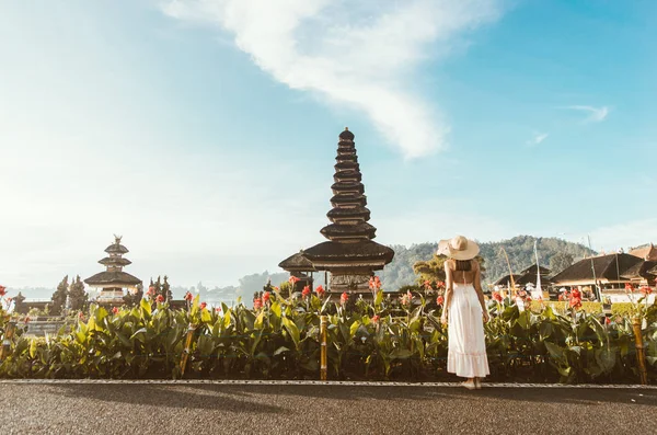 Pura Ulun Danu Bratan, Bali de genç kadın — Stok fotoğraf