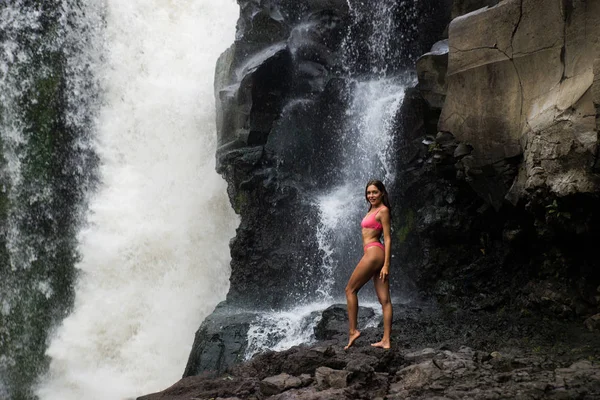 Pretty Girl w: Tegenungan Waterfall, Bali — Zdjęcie stockowe