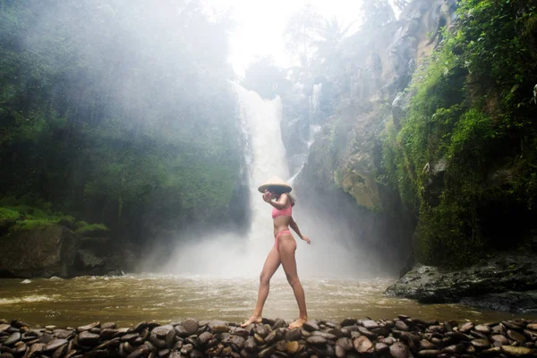 Jolie fille à Tegenungan Waterfall, Bali — Photo