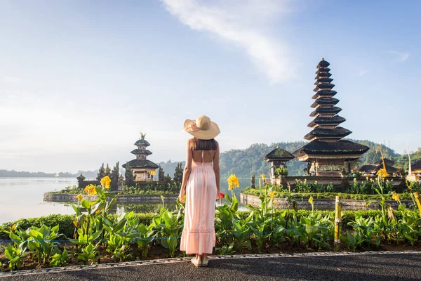 Ung kvinna på Pura Ulun Danu BRATAN, Bali — Stockfoto