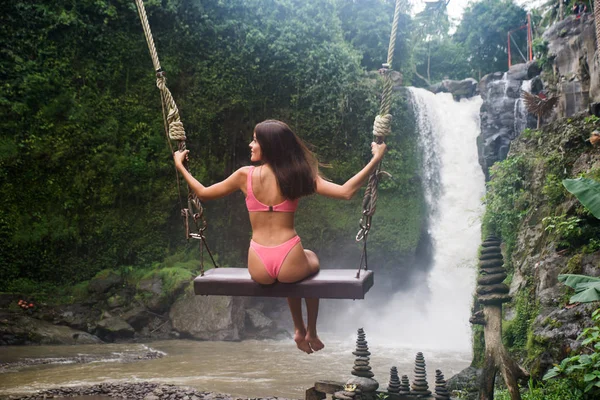 Menina bonita na cachoeira Tegenungan, Bali — Fotografia de Stock