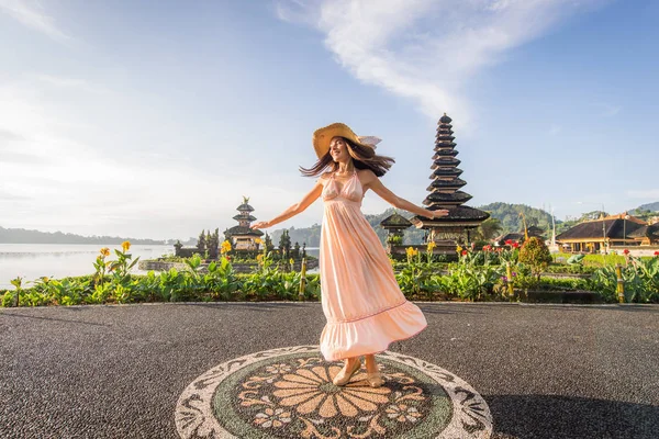 Ung kvinna på Pura Ulun Danu BRATAN, Bali — Stockfoto