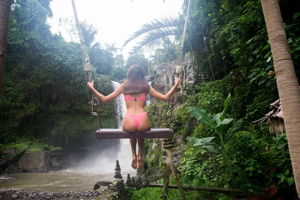 Menina bonita na cachoeira Tegenungan, Bali — Fotografia de Stock