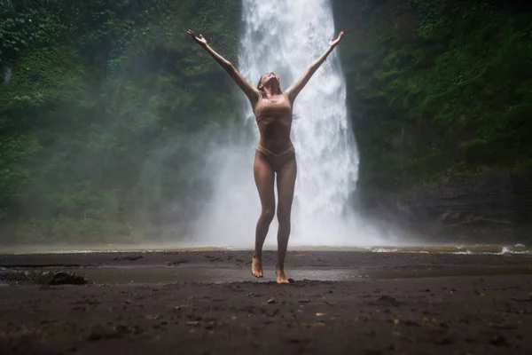 Sekumpul Şelalesi 'nde güzel kız, Bali — Stok fotoğraf