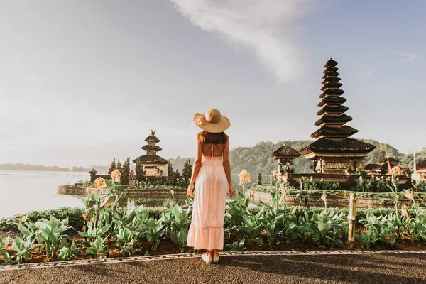 Jovem mulher no Pura Ulun Danu Bratan, Bali — Fotografia de Stock