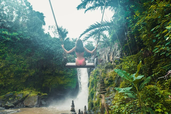 Menina bonita na cachoeira Tegenungan, Bali — Fotografia de Stock