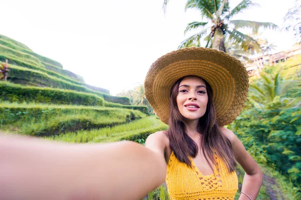 Kvinna på Tegalalang Rice Terrace på Bali — Stockfoto