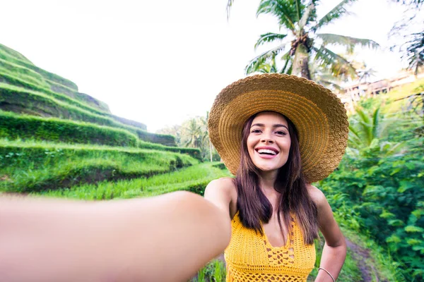 Kvinna på Tegalalang Rice Terrace på Bali — Stockfoto