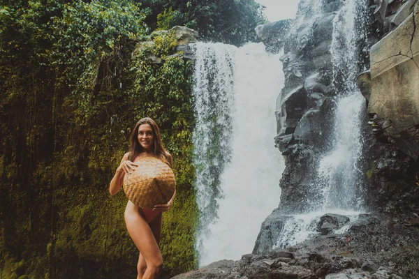 Linda chica en la cascada de Tegenungan, Bali —  Fotos de Stock