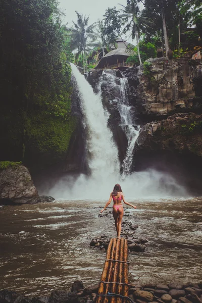 Красива дівчина в Тегенунган водоспад, Балі — стокове фото