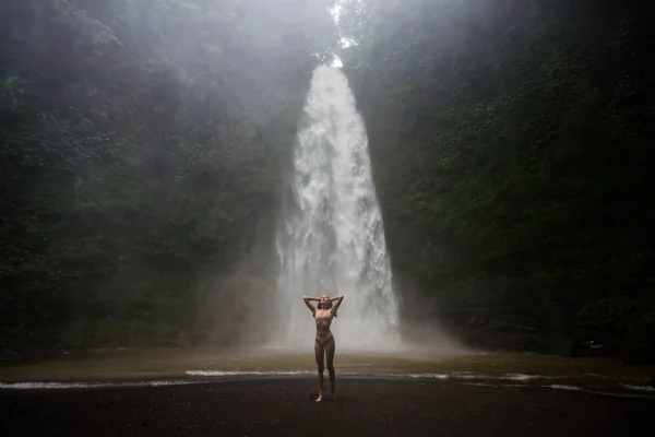 Menina bonita na cachoeira Sekumpul, Bali — Fotografia de Stock