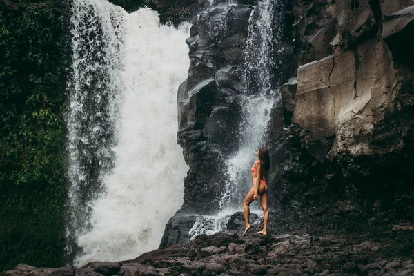 Csinos lány a Tegenungan vízesés, Bali — Stock Fotó