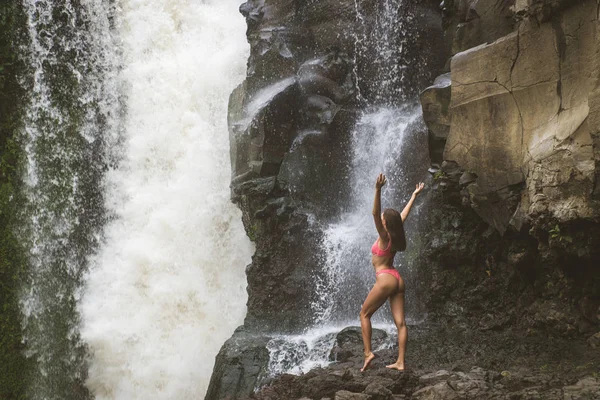 Menina bonita na cachoeira Tegenungan, Bali — Fotografia de Stock