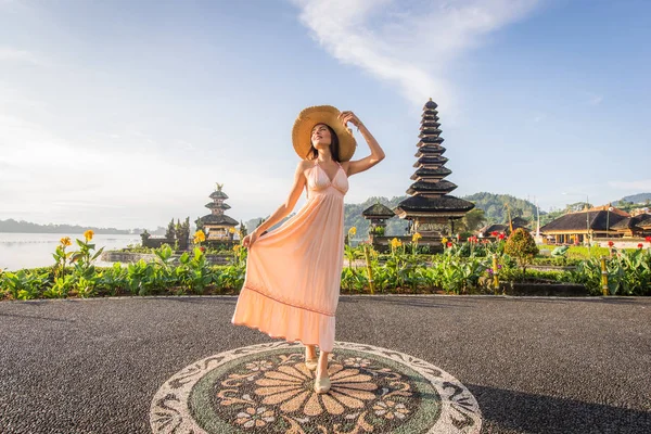 Ung kvinna på Pura Ulun Danu BRATAN, Bali — Stockfoto