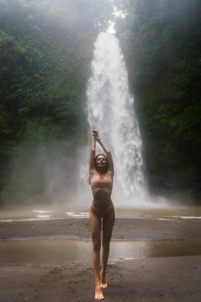 Pretty girl at Sekumpul Waterfall, Bali — Stock Photo, Image
