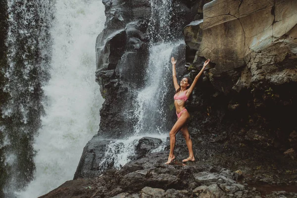 Bella ragazza alla cascata di Tegenungan, Bali — Foto Stock