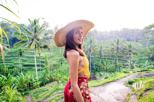 Mujer en la terraza de arroz Tegalalang en Bali — Foto de Stock