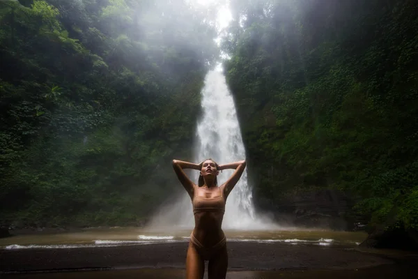 Красивая девушка на Секумпул Водопад, Бали — стоковое фото