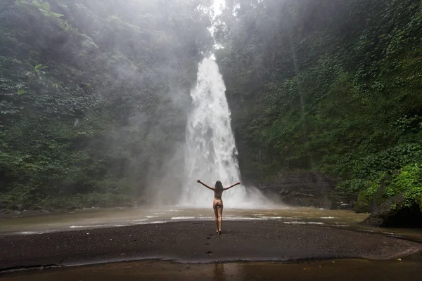 Chica bonita en la cascada Sekumpul, Bali — Foto de Stock