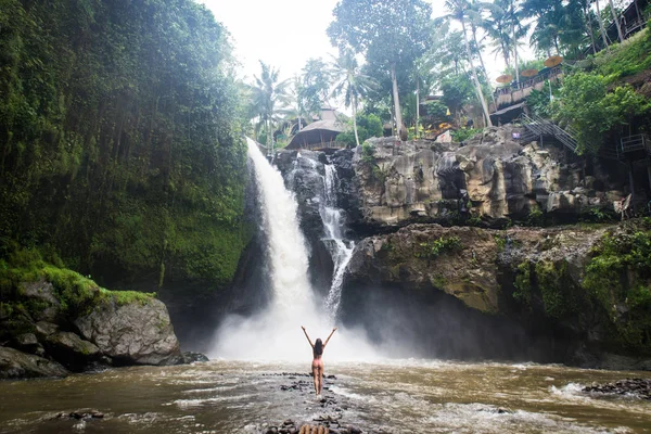 Menina bonita na cachoeira Tegenungan, Bali — Fotografia de Stock